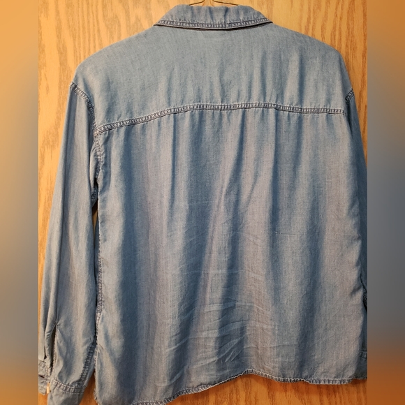 Cute, soft, denim, long sleeve button up blouse. Great condition. Size small - Picture 4 of 6